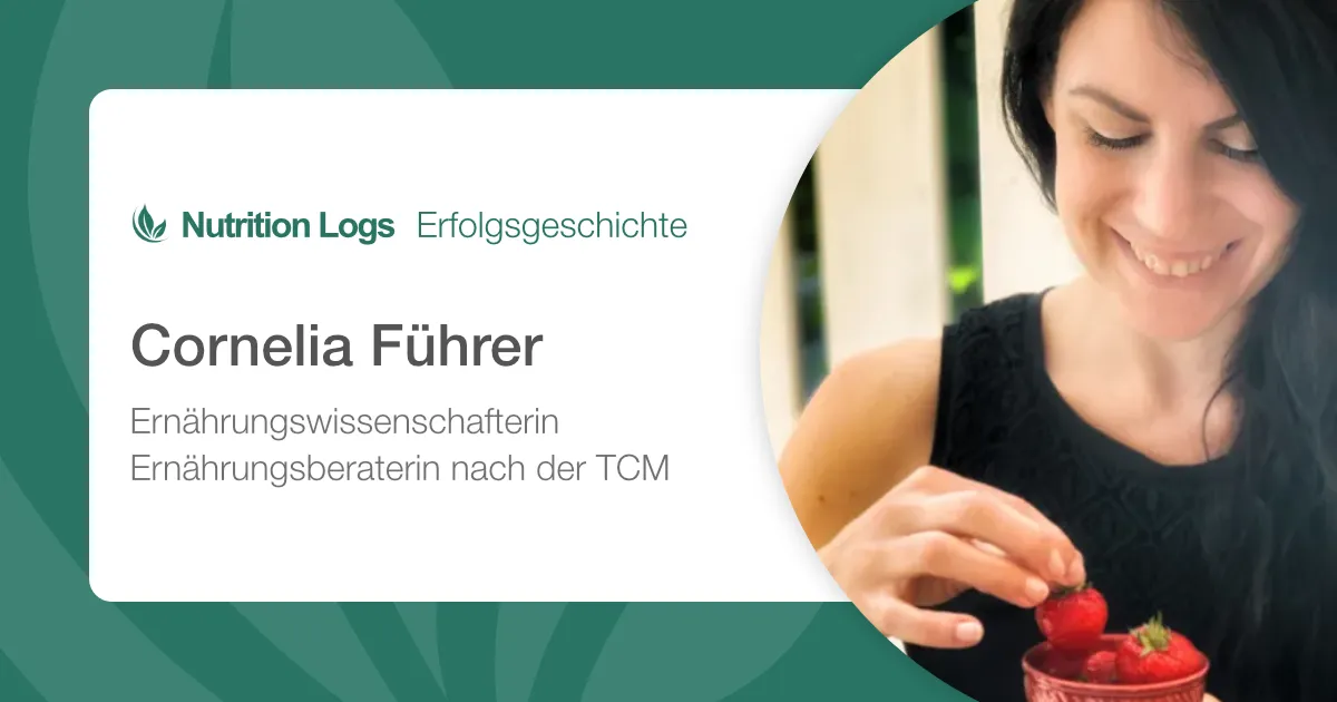 Nutrition Logs Erfolgsgeschichte: Mag. Cornelia Führer, BA; Blick auf eine kleine Schlüssel mit Erdebeeren, die sie in der Hand hält. Eine Erdbeere wird von ihr gerade rausgenommen.
